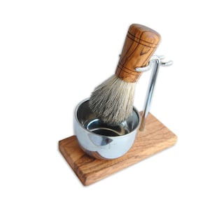 2er Set: Rasier-Ständer KLASSIK PLUS aus Olivenholz inkl. Rasierpinsel aus Dachshaar oder veganem Kunsthaar und Metalltiegel aus Edelstahl