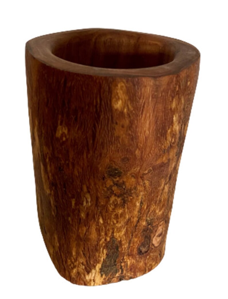 K&ouml;nnte beinhalten: Eine rustikale Holzvase mit nat&uuml;rlicher brauner Oberfl&auml;che. Die Vase besteht aus einem einzigen St&uuml;ck Holz und hat eine einzigartige, organische Form.