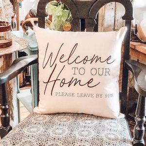 Willkommen in unserem Home Please Leave by Nine Kissen | Lustiges Kissen | Landhausstil Neutral Wohnkultur | Willkommenskissen | Introvertiertes Geschenk