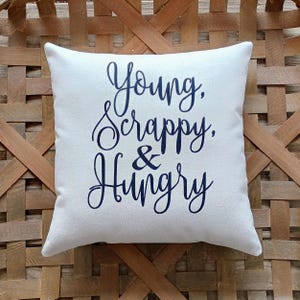 Almohada de Young Scrappy and Hungry / Musical de Hamilton / Regalos musicales / Regalos de teatro / Regalo de Broadway / Alexander Hamilton / Regalos de teatro
