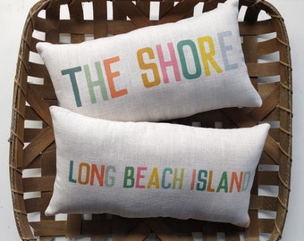 Cojín lumbar personalizado con diseño de pueblo playero: colores veraniegos, decoración para casas de playa.
