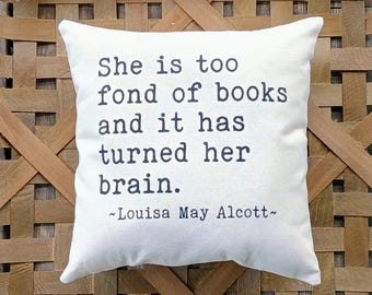 Cojín con cita de Louisa May Alcott: regalo de cumpleaños para una amante de los libros