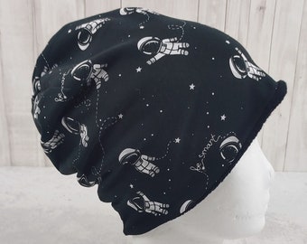 Beanie Astronauten im Weltall, coole Mütze für Kinder in schwarz gemustert, gefüttert mit Fleece, Größe ca. 48 bis 54 cm Kopfumfang