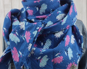 Mantón triangular de muselina en color azul, estampado de flores en rosa, azul claro y azul oscuro, chal mami