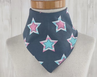 Triangular scarf for little girls, gray patterned stars in pink and mint