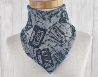 Triangular scarf for babies, sewn from sweat in mottled gray with cassettes printed and fleece in petrol