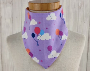 Triangular scarf for little girls, lilac, patterned with clouds and balloons