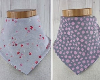 Triangular scarf for babies, light gray with flowers and polka dots in pink