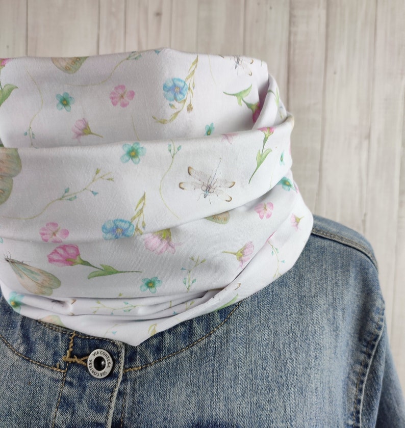 Loop Schlauchschal in weiß mit ganz zarten Blumen und Schmetterlingen in rosa und hellblau, Schal für Damen aus Jersey Bild 1