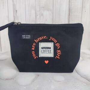 Canvas cosmetische tas zwart, Powered by Coffee, motiverende tas met patches, cadeau voor vrouwen, make-up tas katoen