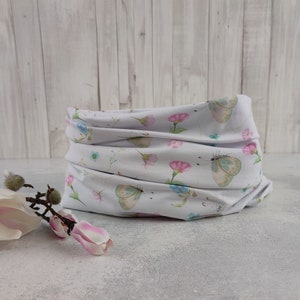 Loop Schlauchschal in weiß mit ganz zarten Blumen und Schmetterlingen in rosa und hellblau, Schal für Damen aus Jersey Bild 5