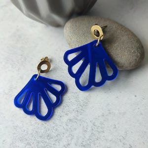 Statement Ohrringe kobaltblau verspiegelt, Muschelform aus Acryl, Edelstahlstecker gold, leicht & handgemacht