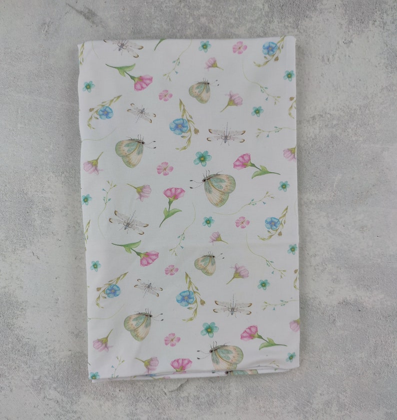 Loop Schlauchschal in weiß mit ganz zarten Blumen und Schmetterlingen in rosa und hellblau, Schal für Damen aus Jersey Bild 6