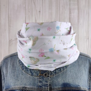 Loop Schlauchschal in weiß mit ganz zarten Blumen und Schmetterlingen in rosa und hellblau, Schal für Damen aus Jersey Bild 2