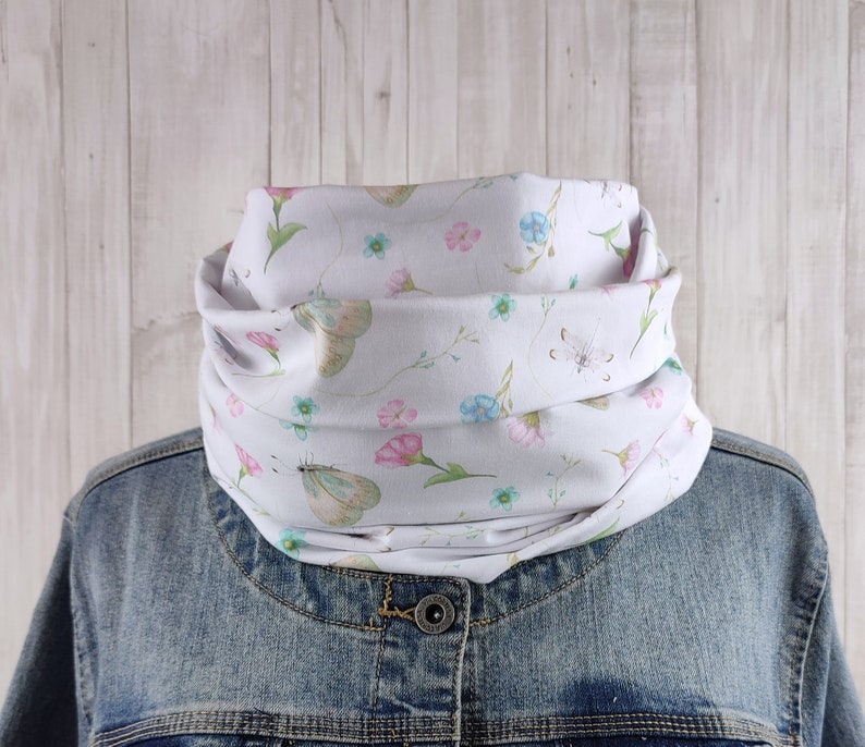 Loop Schlauchschal in weiß mit ganz zarten Blumen und Schmetterlingen in rosa und hellblau, Schal für Damen aus Jersey Bild 2