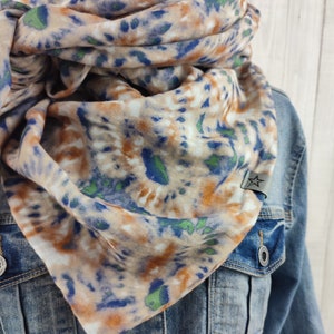 Bufanda de muselina triangular de mujer, bufanda estampado batik multicolor, azul cobalto y tonos tierra, bufanda de algodón XXL, bufanda de mamá imagen 2