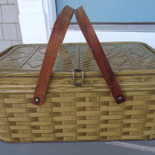 Panier de pique-nique en étain tressé vintage, étain vintage en métal avec poignées en bois