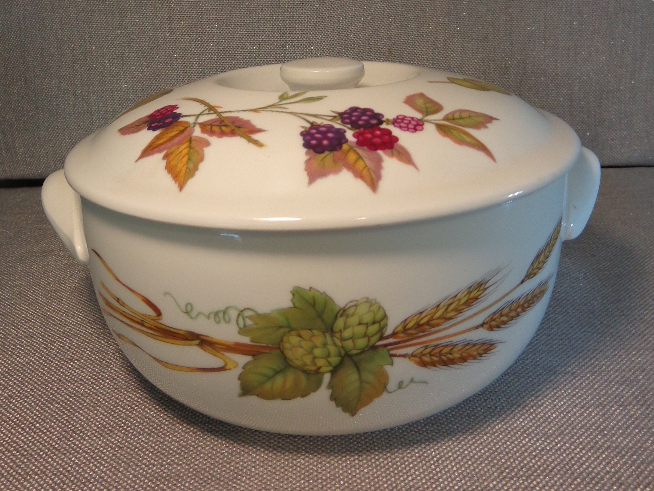 Vintage ROYAL WORCESTER 'EVESHAM' COVERED ROUND CASSEROLE 23