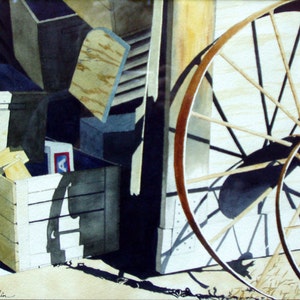 以下が含まれることがあります： 木製の箱のウォーターカラーの絵で、蓋が部分的に開いています。箱には、紙のロール、箱、人の影など、さまざまなものが詰められています。背景には、大きなさびた荷車の車輪があります。