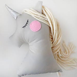 Oreiller de décoration de pépinière de poupée de cadeau de licorne, oreiller d'enfants d'animal, décor de peluche de poney de licorne, cadeau de douche de bébé d'anniversaire pour des enfants et des filles de bébé