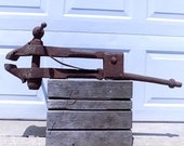 Blacksmith Post Vise, Cast Iron Vintage Tool, Anvil Amish Forge Blacksmith br Blacksmith Tools, Vintage Post Vise, Cast Iron Farm Primitive