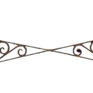 Peut inclure: Une pièce décorative en fer forgé avec un design symétrique. La ferronnerie est de couleur marron foncé et présente des éléments enroulés et incurvés. La pièce est conçue pour être montée horizontalement et comporte un accent floral sur le côté droit.