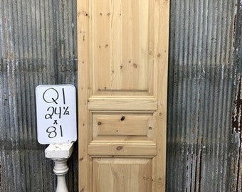 Puede incluir: Una puerta simple de madera clara con paneles elevados y un diseño sencillo. La puerta mide 62,2 cm por 205,7 cm.