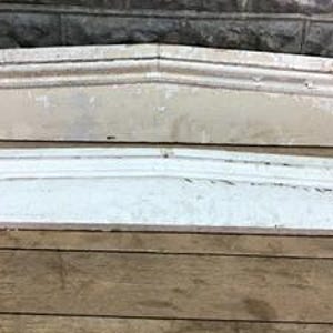 Può includere: Due modanature in legno bianco a forma di arco, una più grande dell'altra, con un design semplice. Le modanature sono grezze e hanno un aspetto vissuto.
