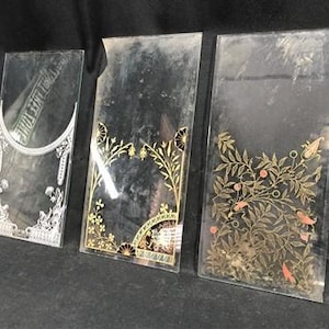 Puede incluir: Una taza de cerámica blanca con un asa negra y el texto "But First, Coffee" en un estilo manuscrito. La taza está sobre una superficie blanca. La taza mide 10 cm de alto.