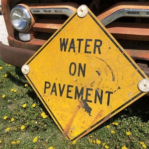 Panneau d'eau sur la chaussée, panneau vintage Metal Street Road Highway Interstate, panneau de signalisation routier vintage, art de garage Mancave Decor