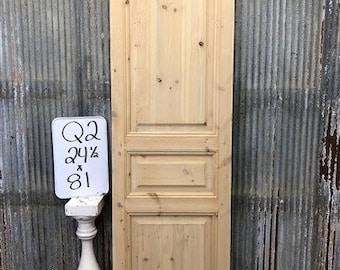 Puede incluir: Una puerta de una sola hoja de madera clara con tres paneles en relieve. La puerta mide 62,2 cm de ancho y 205,7 cm de alto.