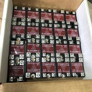 Puede incluir: Una caja de cartón llena de múltiples componentes eléctricos. Cada componente tiene una base rectangular de color rojo oscuro con tornillos y terminales plateados. El texto "GORDOS GT00010" está impreso en cada componente.