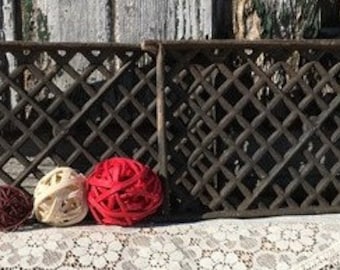 2 Flache Gusseisen Roste Laubsägearbeit Lüftungsabdeckung Luftrückführung Architektonische Bergung A22