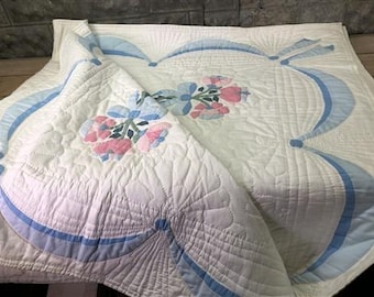 Edredón casero con apliques bordados a mano, ramo floral rosa y azul, arte popular vintage