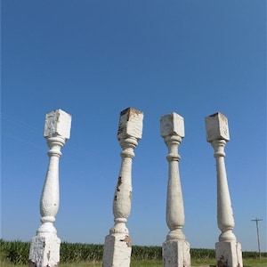 4 Balusters Weiß Holz Architektonische Salvage Spindeln Veranda Posthaus Borte A1, Vintage Holz Spindeln, Holz Balusters, Rustikales Bauernhaus