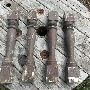 4 Balusters Bemalte Holz Architektonische Salvage Spindeln Veranda Hausbesatz Q, Vintage Holz Spindeln, Holzbalusters, Rustikales Bauernhaus
