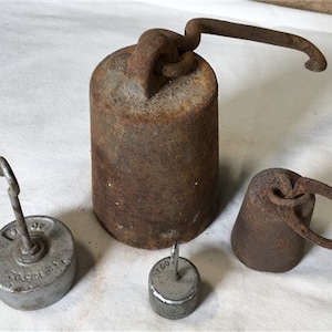 Round Hanging Small Scale Weights, Vintage Metal Industrial Fairbanks Morse A66, Vintage Hanging Weights, Cast Iron Weights. Kitchen Weights
