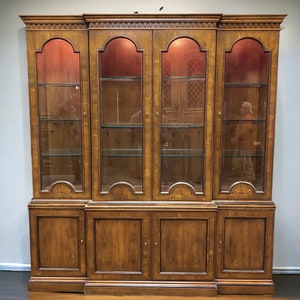 Vintage Henredon China Cabinet, Lighted Curio Cabinet, Display Case, China Hutch, Buffet, Vintage Hutch, Pantry Cupboard, Display Cabinet