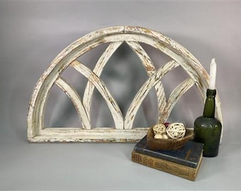 Ventana de estilo catedral rústico con arco parcial y acabado envejecido, marco blanco rústico de imitación.