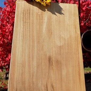 Peut inclure: Une pancarte en bois naturel avec une finition rustique. La pancarte est vierge et prête à être décorée. Elle est parfaite pour ajouter une touche de style farmhouse à votre décoration intérieure.