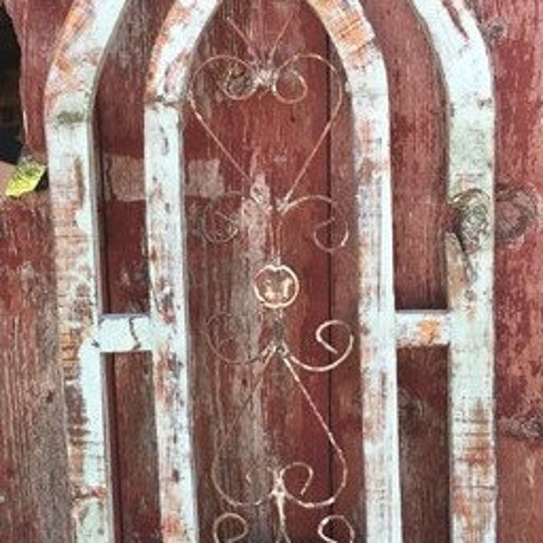 Cadre de fenêtre en bois de métal d’église bleue, décor mural rustique architectural voûté Une fenêtre de ferme en détresse, décor mural, cadre de fenêtre d’église