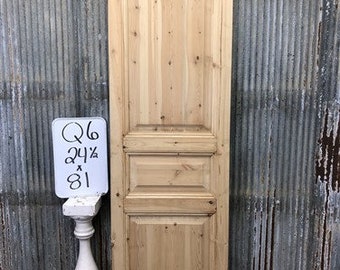 Puede incluir: Una puerta de madera clara con un diseño de paneles elevados. La puerta mide 62,2 cm de ancho y 205,7 cm de alto.