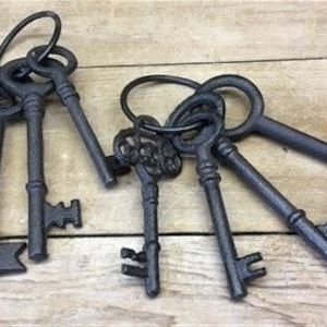 2 Rings 4 Rustic Skeleton Keys, Victorian Cast Iron Skeleton Key Wall Decor, Cast Iron Keys, Decorative Keys, Large Keys, Key Decor
