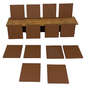 Puede incluir: Diez azulejos de terracota dispuestos en dos filas en un estante de madera. Los azulejos son cuadrados y tienen una textura rugosa.