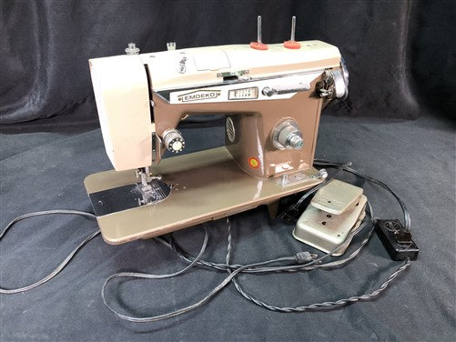 Vintage 1950s Mid Century Pink Sewing Machine/ IDLE HOUR/ Sewing Machine/  Japanese/ Precision/ Deluxe/ Heavy Duty/ Zig Zag/ Made in JAPAN 