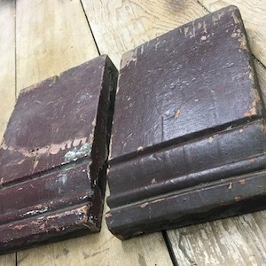 Bloque de zócalo de par, moldeo de madera, salvamento arquitectónico, pintura chippy antigua X, estilo Chippy de granja, bloque de esquina, moldeo de madera vintage