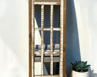 Pannello doppio in legno marrone, finestra in stile rustico anticato, decorazione murale per cottage.