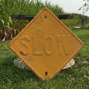 Panneau de signalisation lent, plaque de rue en métal vintage, garage sous-sol, homme des cavernes Decor E panneau de signalisation vintage, plaque de rue vintage, panneau de signalisation