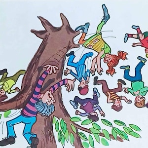 Puede incluir: Ilustraci&oacute;n caprichosa de un grupo de ni&ntilde;os cayendo de un &aacute;rbol. Los ni&ntilde;os visten atuendos coloridos, verdes, azules y rojos. El &aacute;rbol, con su tronco marr&oacute;n y hojas verdes, est&aacute; dibujado en un estilo de dibujos animados.