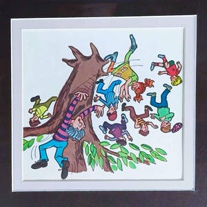 Puede incluir: Ilustraci&oacute;n enmarcada que representa una escena de dibujos animados de ni&ntilde;os cayendo de un &aacute;rbol. La obra presenta un tronco de &aacute;rbol marr&oacute;n, hojas verdes y ni&ntilde;os con atuendos coloridos. La imagen est&aacute; sobre un fondo blanco.